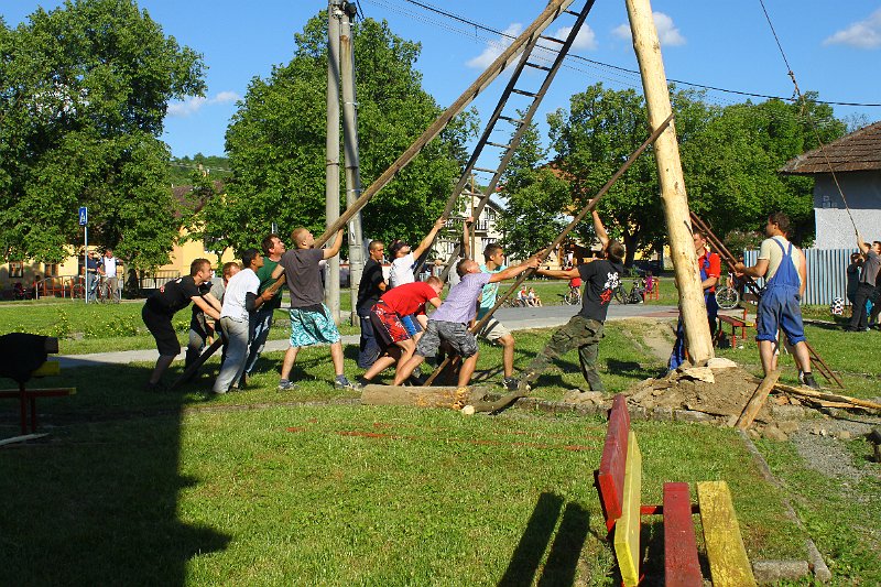 Stavanie maja (33).JPG